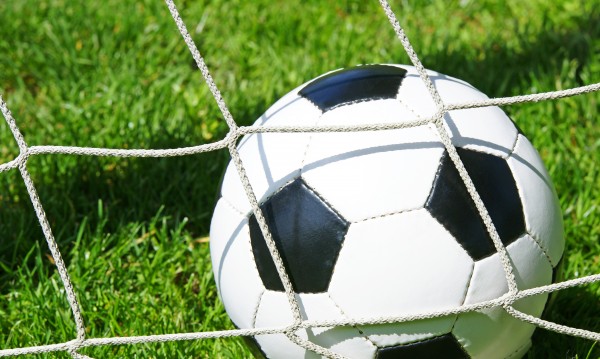 Vetores de Jogador De Futebol Parado Na Porta Da Frente Do Estádio