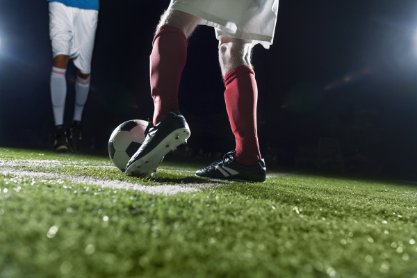 Dois Jogadores De Futebol Correndo E Dando Pontapés. Jogadores De