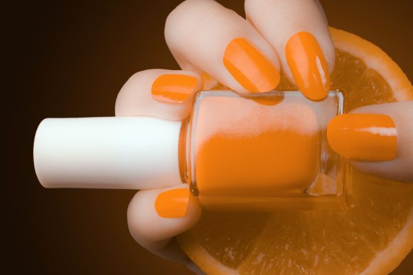 Mulher Pintando Suas Unhas Com Esmalte Laranja Foto de Stock - Imagem de  mulher, caseira: 236268310