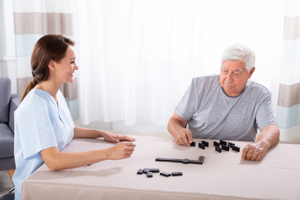 Jogo Dominó. Dama Domino Jogando Jogos De Mesa. Companhia De Amigos. Video  Estoque - Vídeo de ocasional, relaxar: 210747195