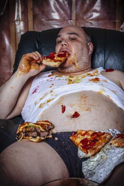 Caçoe Comer a Pizza E Surfá-la No Internet Ou O Jogo De Jogos De Vídeo Foto  de Stock - Imagem de graxa, gordo: 112424366