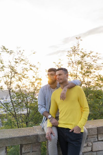 casal gay afetuoso ao ar livre