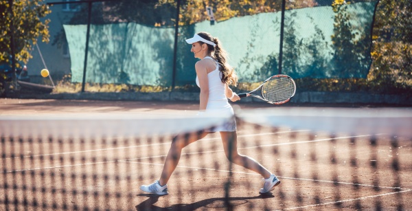 ponto que decide o jogo. comprimento total de homem e mulher jogando tênis  na quadra de tênis 13485862 Foto de stock no Vecteezy