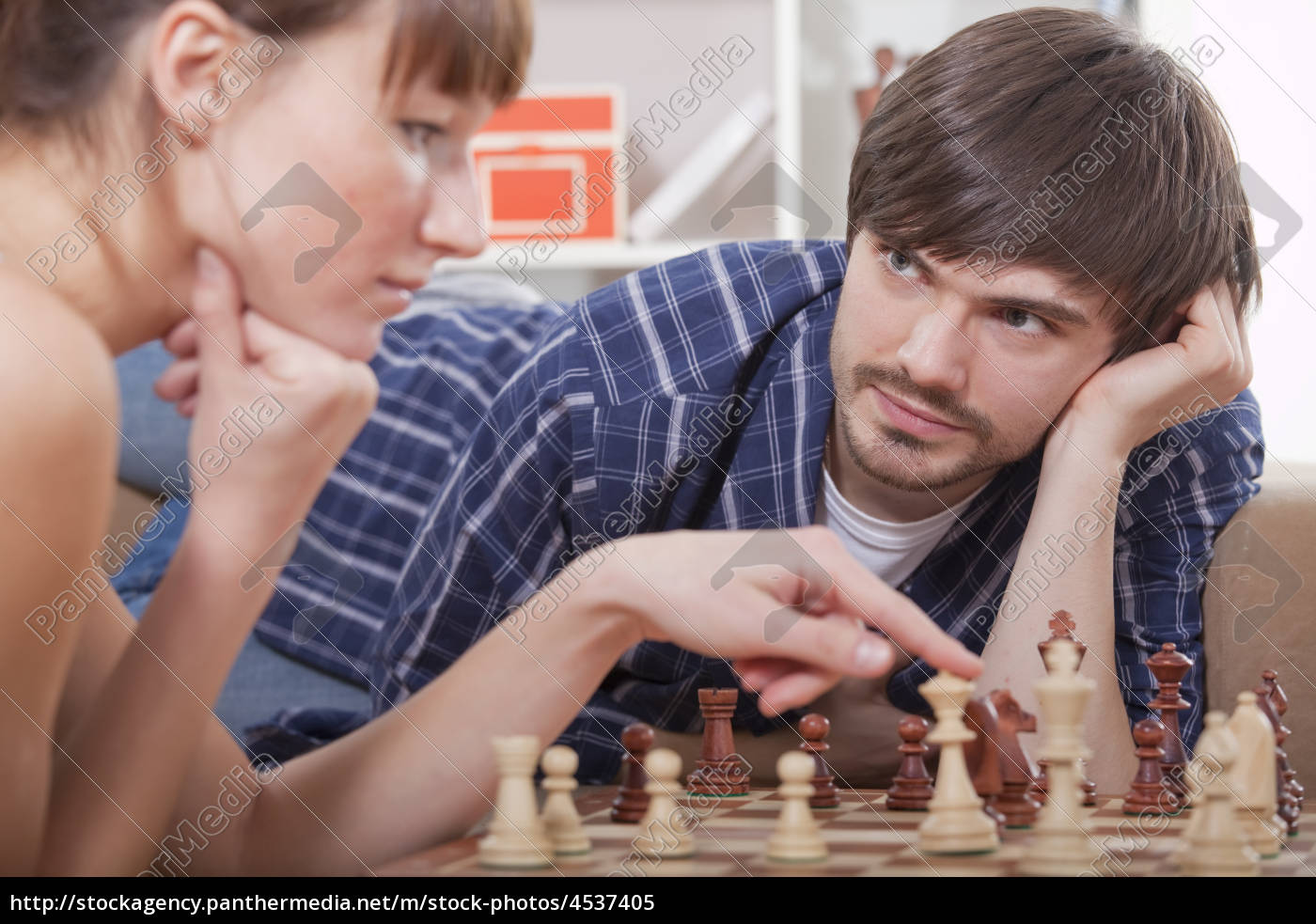 casal jogando xadrez - Fotos de arquivo #4537405