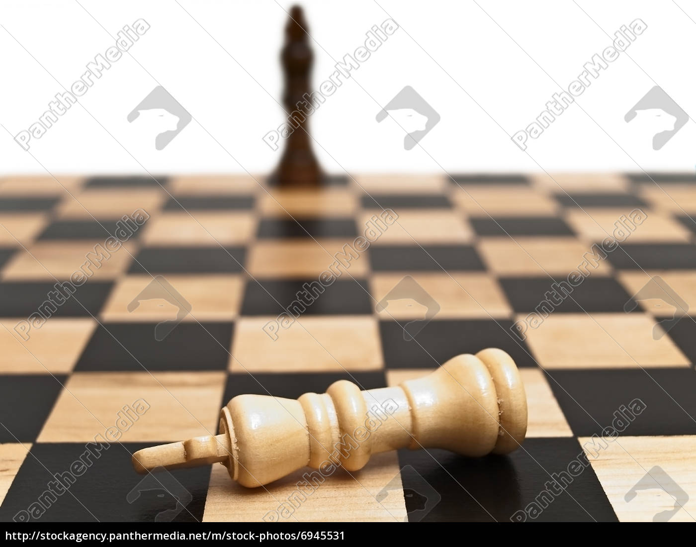 Checkmate Com Xadrez De Madeira Imagem de Stock - Imagem de