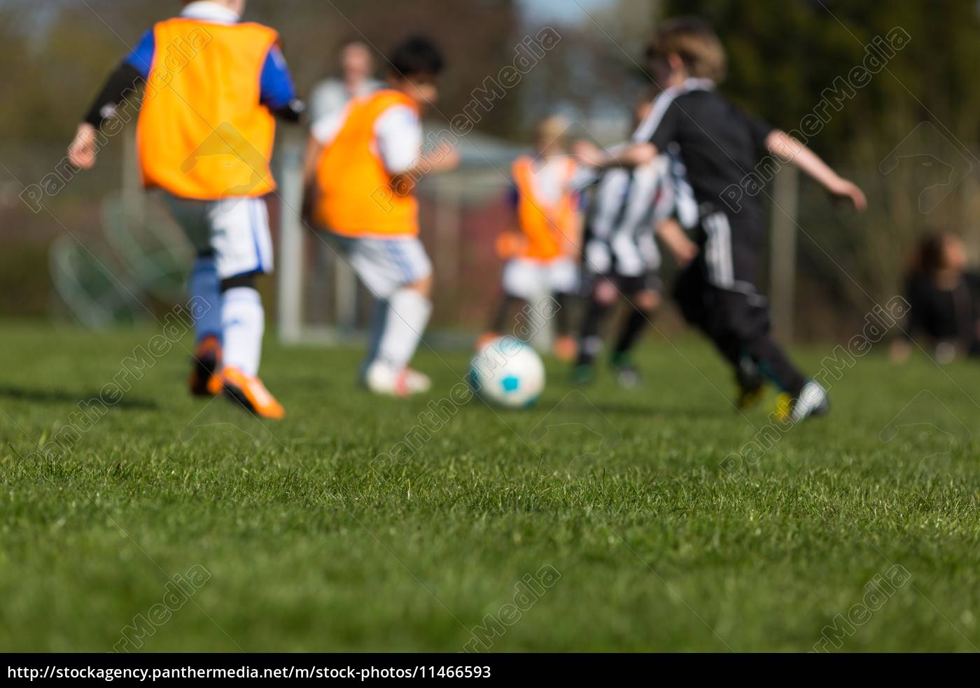 Começando O Jogo De Futebol Com Crianças Foto de Stock - Imagem de