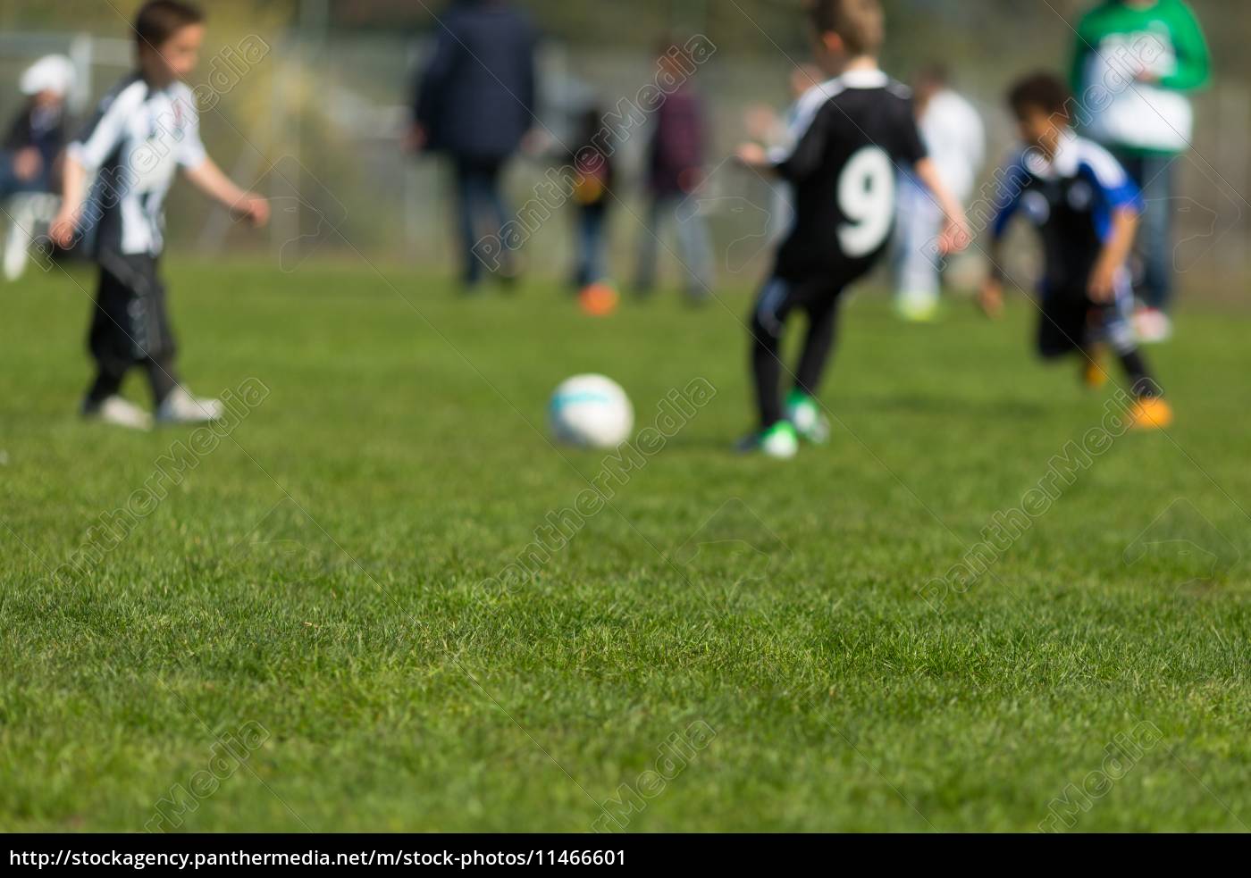 Começando O Jogo De Futebol Com Crianças Foto de Stock - Imagem de