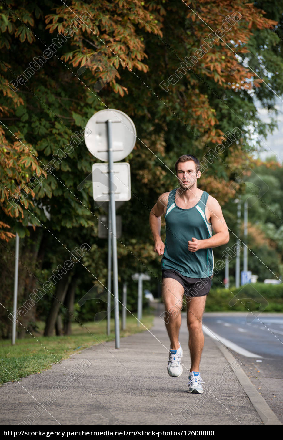 Treinamento - homem correndo na rua - Stockphoto #12600000