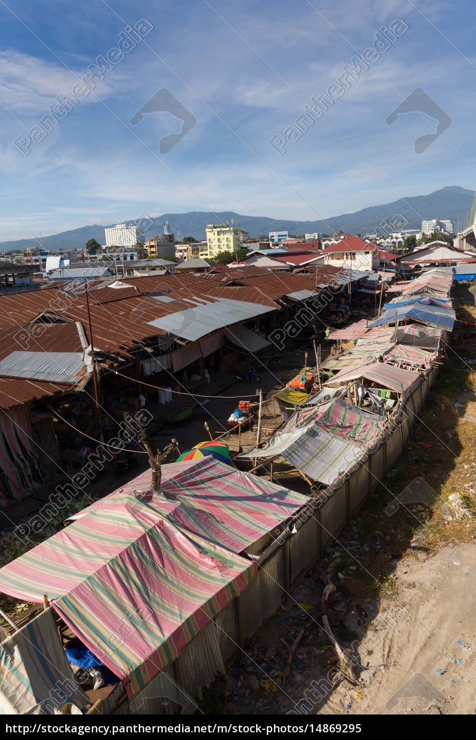 Lençol Metálico E Coberturas Ocas Casas-escuras Numa área Pobre Da Favela  Em Manila Foto de Stock - Imagem de linha, miséria: 183821898