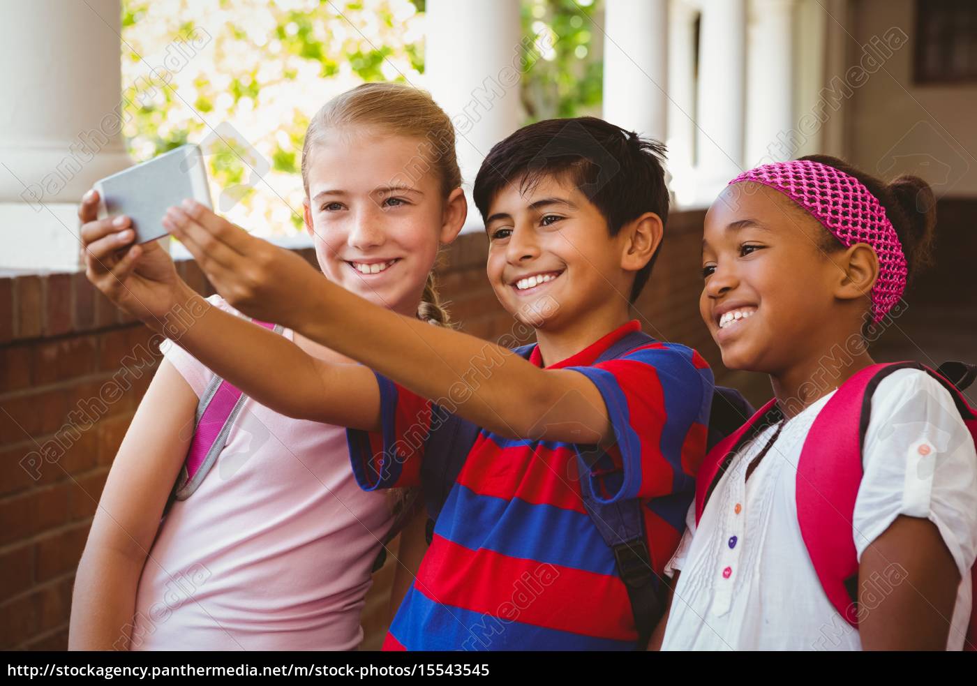 Meninas tirando fotos com espelho adolescentes felizes crianças tirando  fotos pessoas felizes irmãs tiram fotos para lembrar crianças felizes  tirando selfie perto do espelho meninas tiram fotos umas das outras