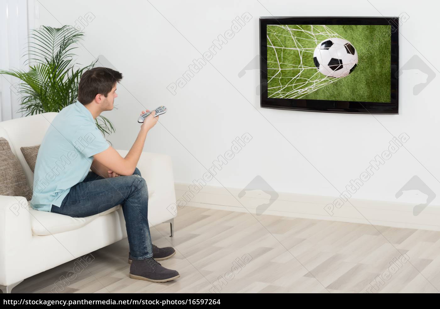 Pessoas assistindo futebol na tv