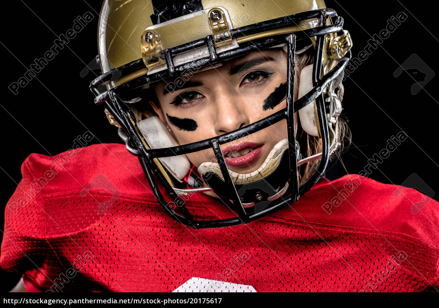 Jogador De Futebol Americano Em Pé Com Capacete Se Preparando Para Jogar  Bola Contra Imagem Composta De Arena Esporte Contra Céu Nublado Foto  Royalty Free, Gravuras, Imagens e Banco de fotografias. Image