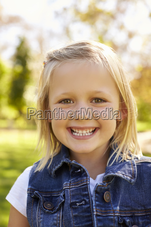 Retrato de uma menina loira de 10 anos no parque