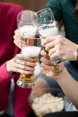 5,743 Fotos de Stock de Bebendo Uma Cerveja Com Amigos - Fotos de Stock  Gratuitas e Sem Fidelização a partir da Dreamstime - Página 52