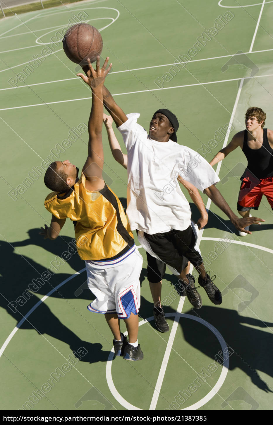 Jovem e mulher jogando basquete na quadra — Duas pessoas