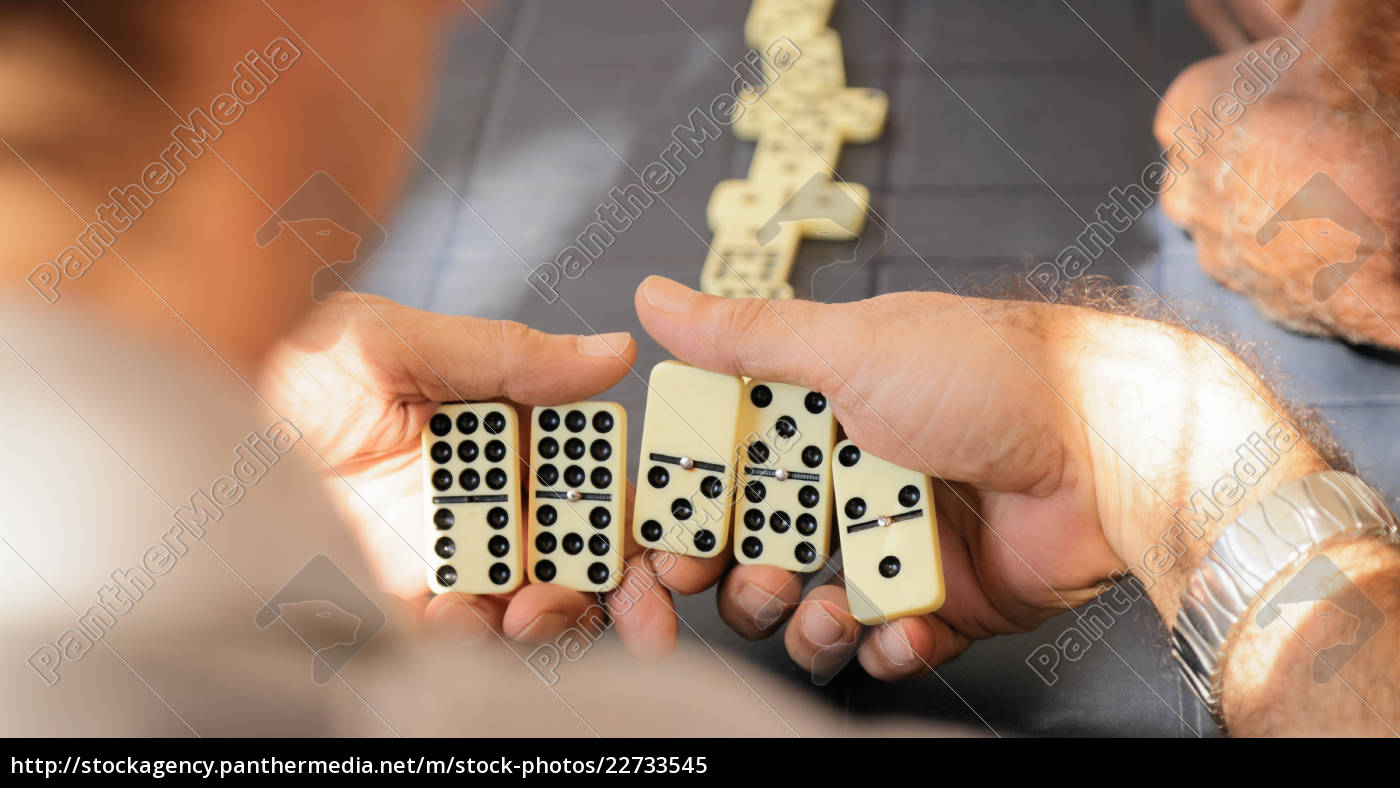 Jogando o jogo do domin? imagem de stock editorial. Imagem de