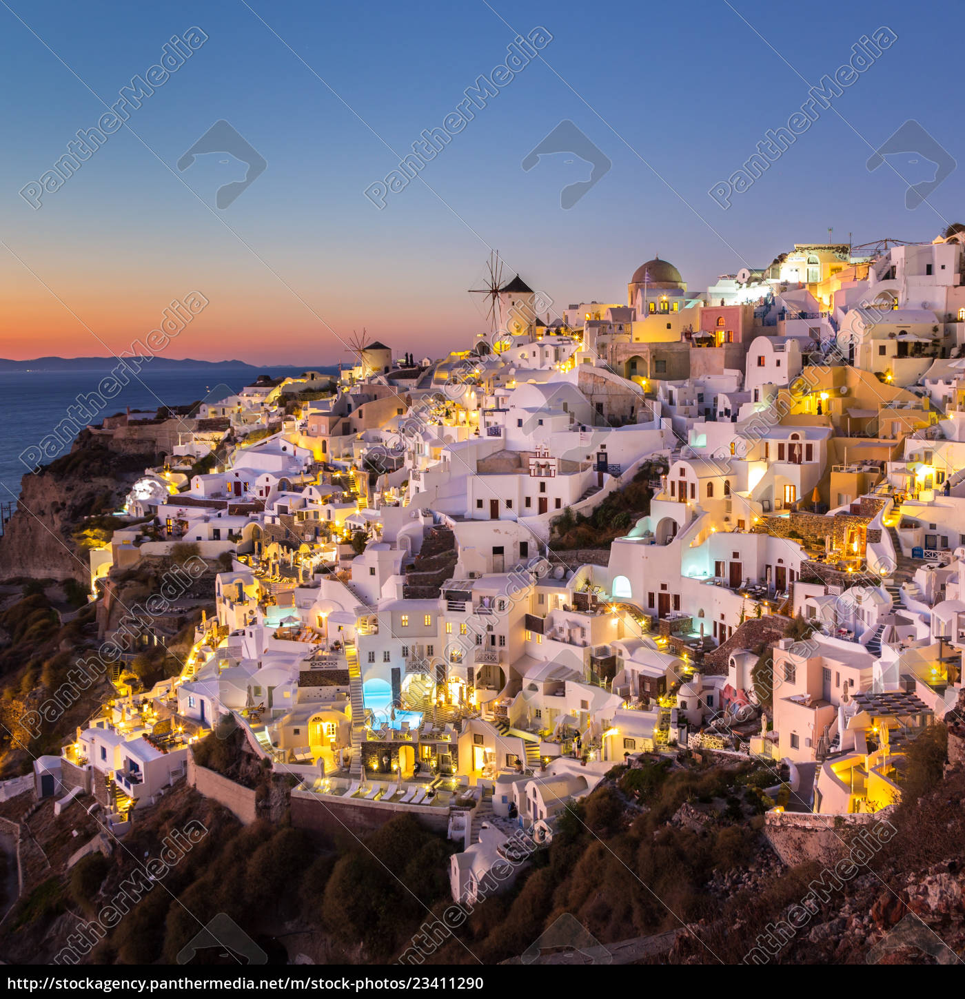 tradicional moinho de vento dentro oia em santorini ilha, Grécia