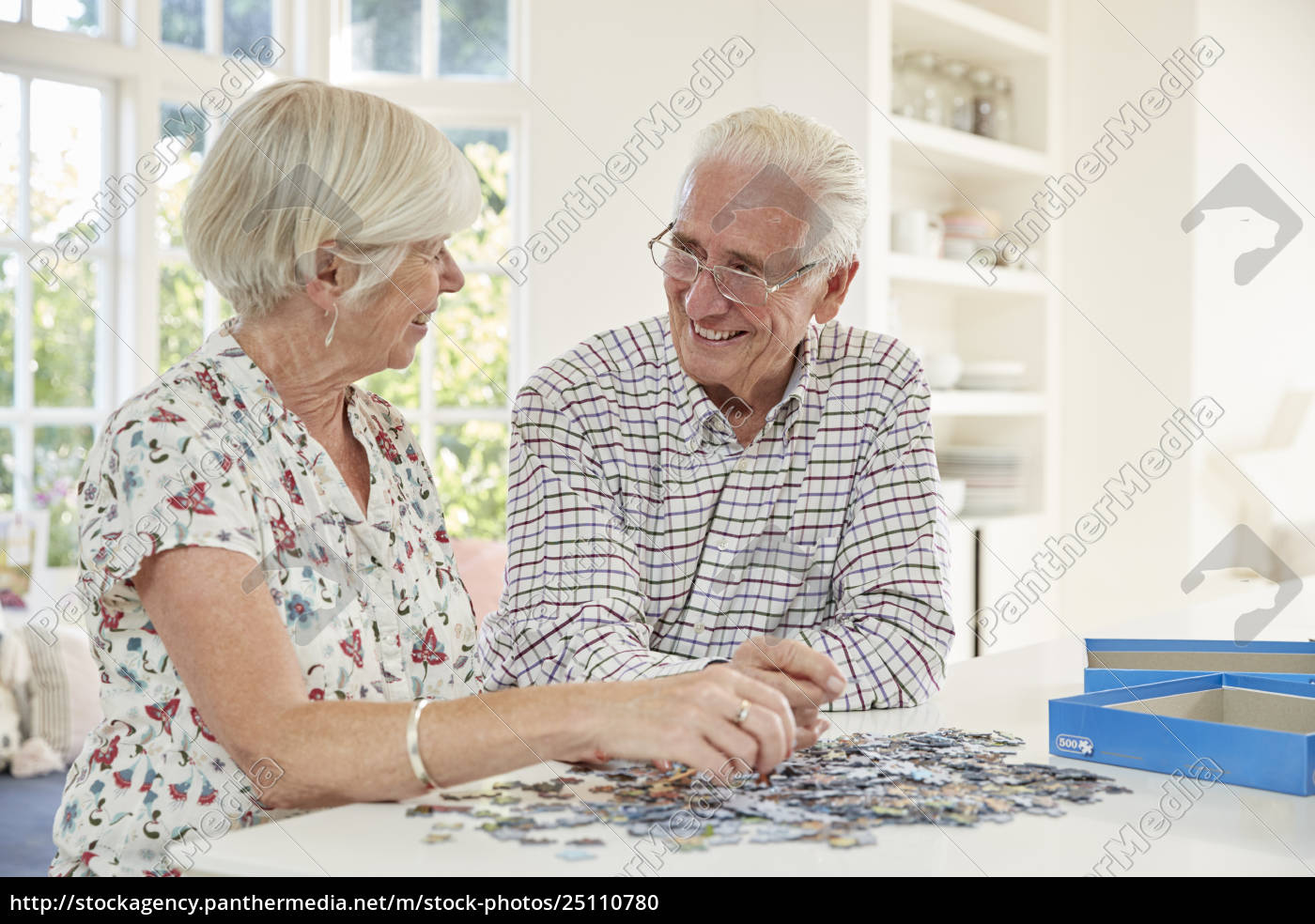 casal de idosos coletando quebra-cabeças em casa, casal de idosos jogando  quebra-cabeças 3737418 Foto de stock no Vecteezy