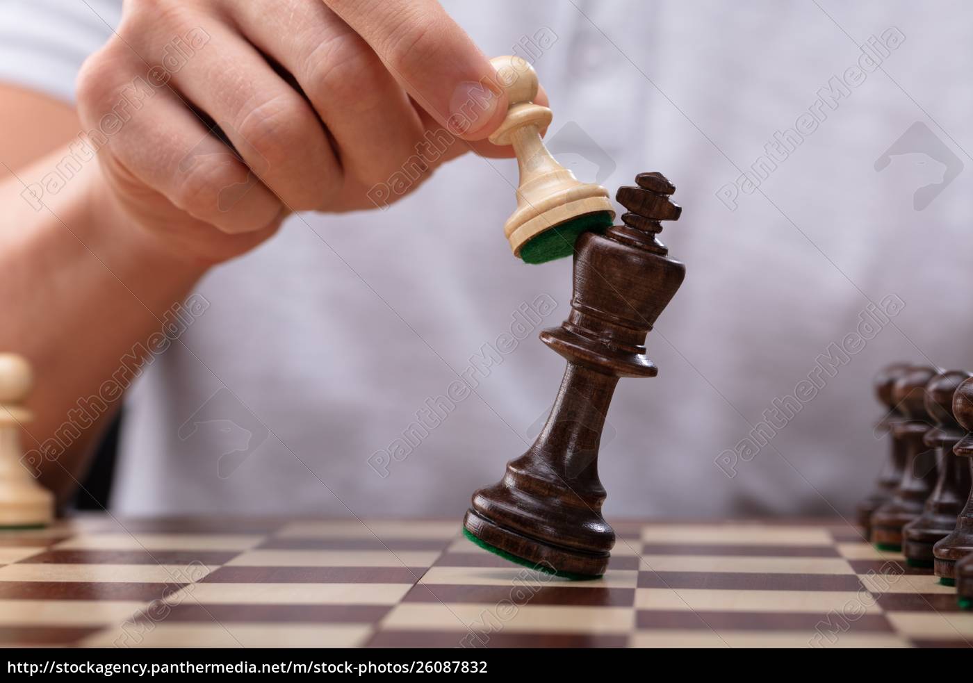 Homem derrotando rei peça de xadrez com peão - Stockphoto #26087832