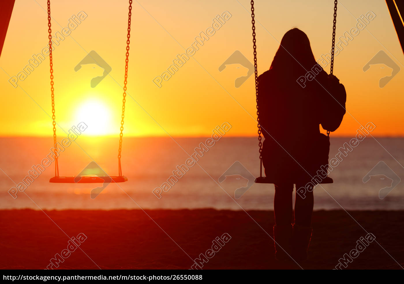 Silhueta de mulher triste preocupado ao pôr do sol