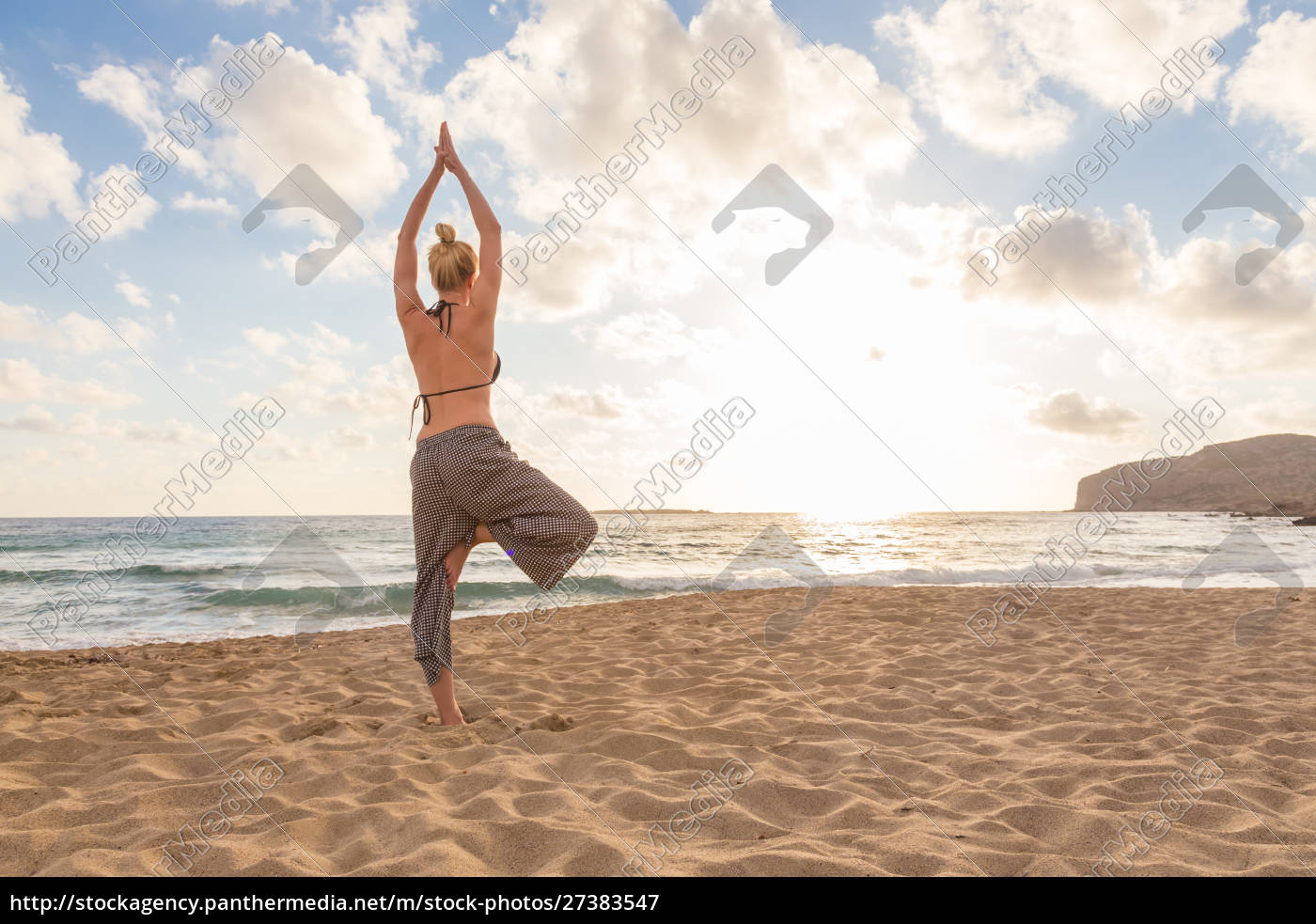 Mulher praticando yoga na praia do mar ao pôr do sol. - Stockphoto  #27383547