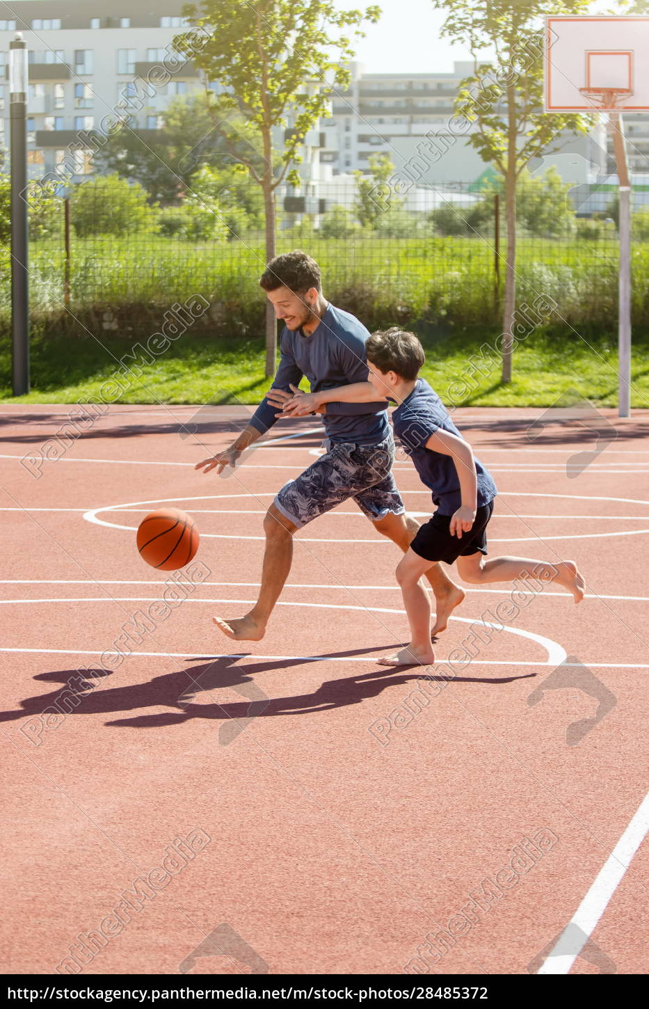 Homem Sênior Jogando Basquete Com Seu Filho Em Um Parque